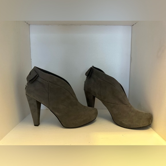 Guess, Size 8 1/2 Booties - Picture 4 of 5